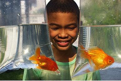 PlayStation官方送《对马岛》开发商SP境井仁雕像