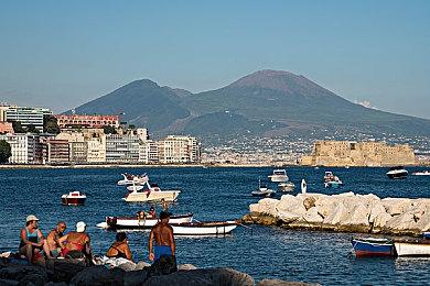 《最终幻想7：重生》通信塔和召唤兽介绍 游戏很有趣